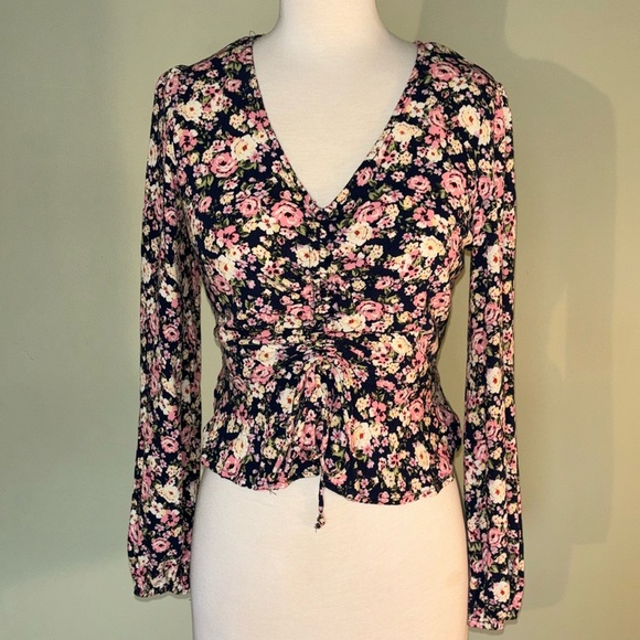 REWIND floral v neck cinch blouse in women’s medium with cuff sleeves - Picture 2 of 9